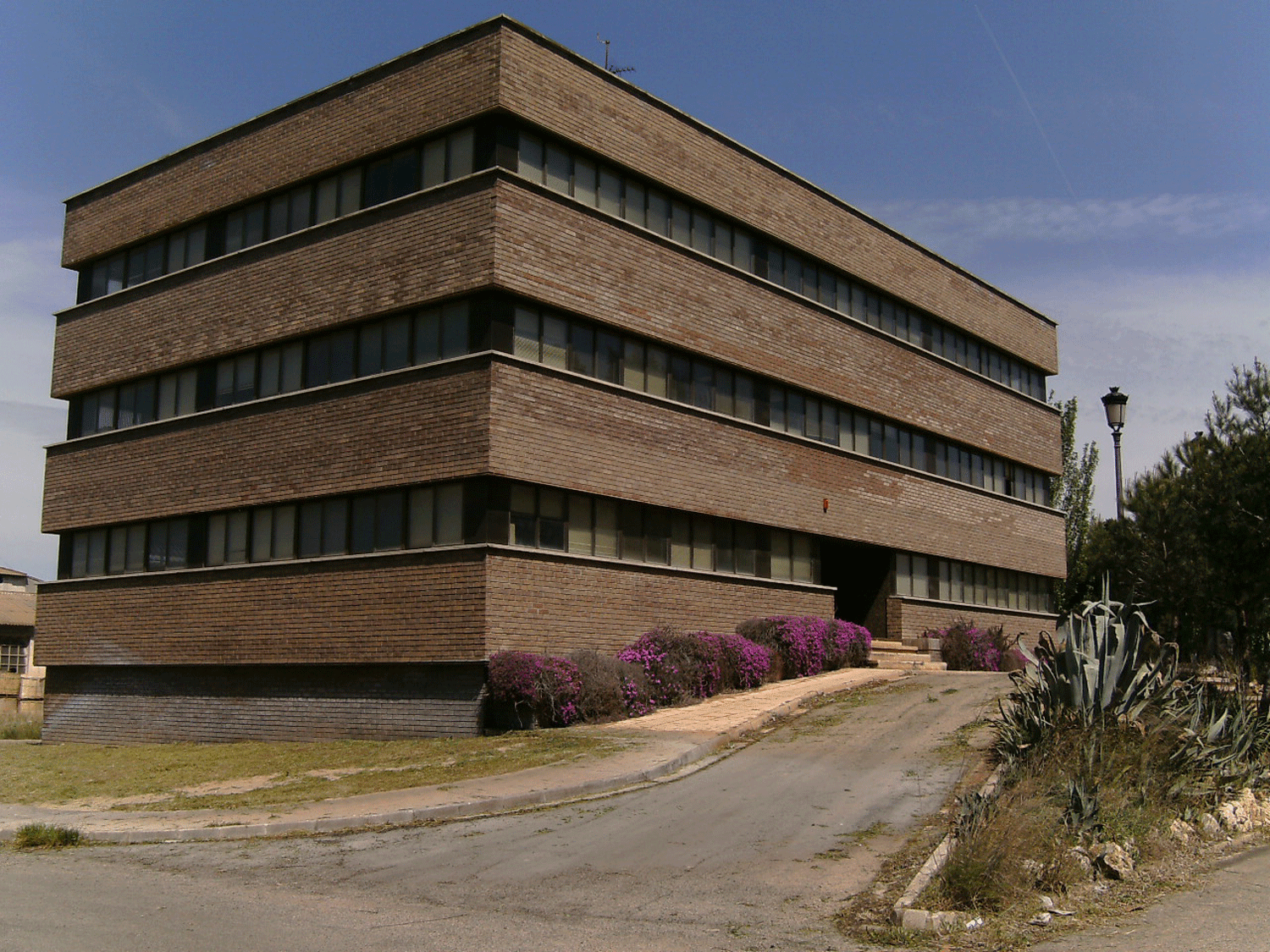 Imagen exterior del edificio de Fundiciones y Accesorios en Zaragoza.